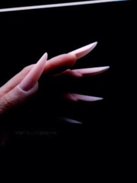 Unghie gel disegno astratto effetto marmo realizzate con tecnica di onicotecnica realizzato da Silvia Vaccarin presso il nostro studio Opal Tattoo a Udine